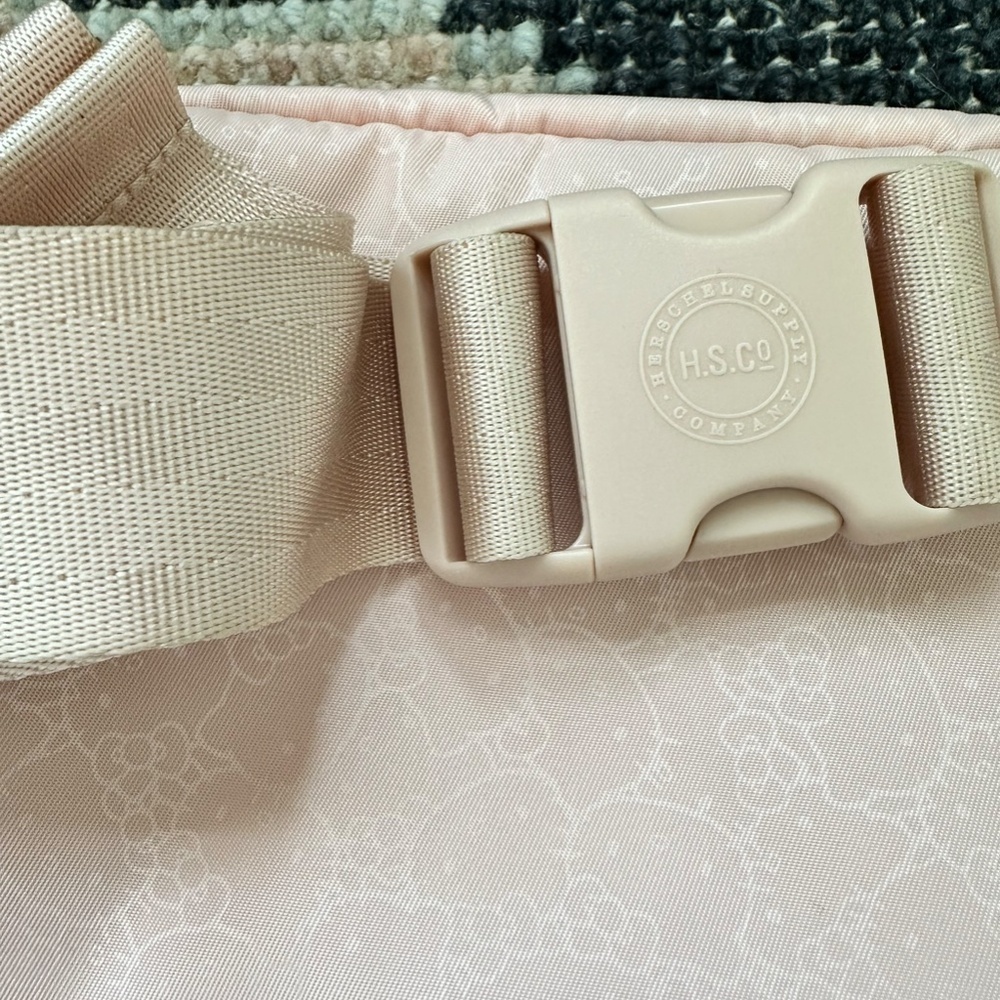 New NWOT Herschel Supply x Hello Kitty Fifteen Waist Bag Fanny Pack - Picture 3 of 8